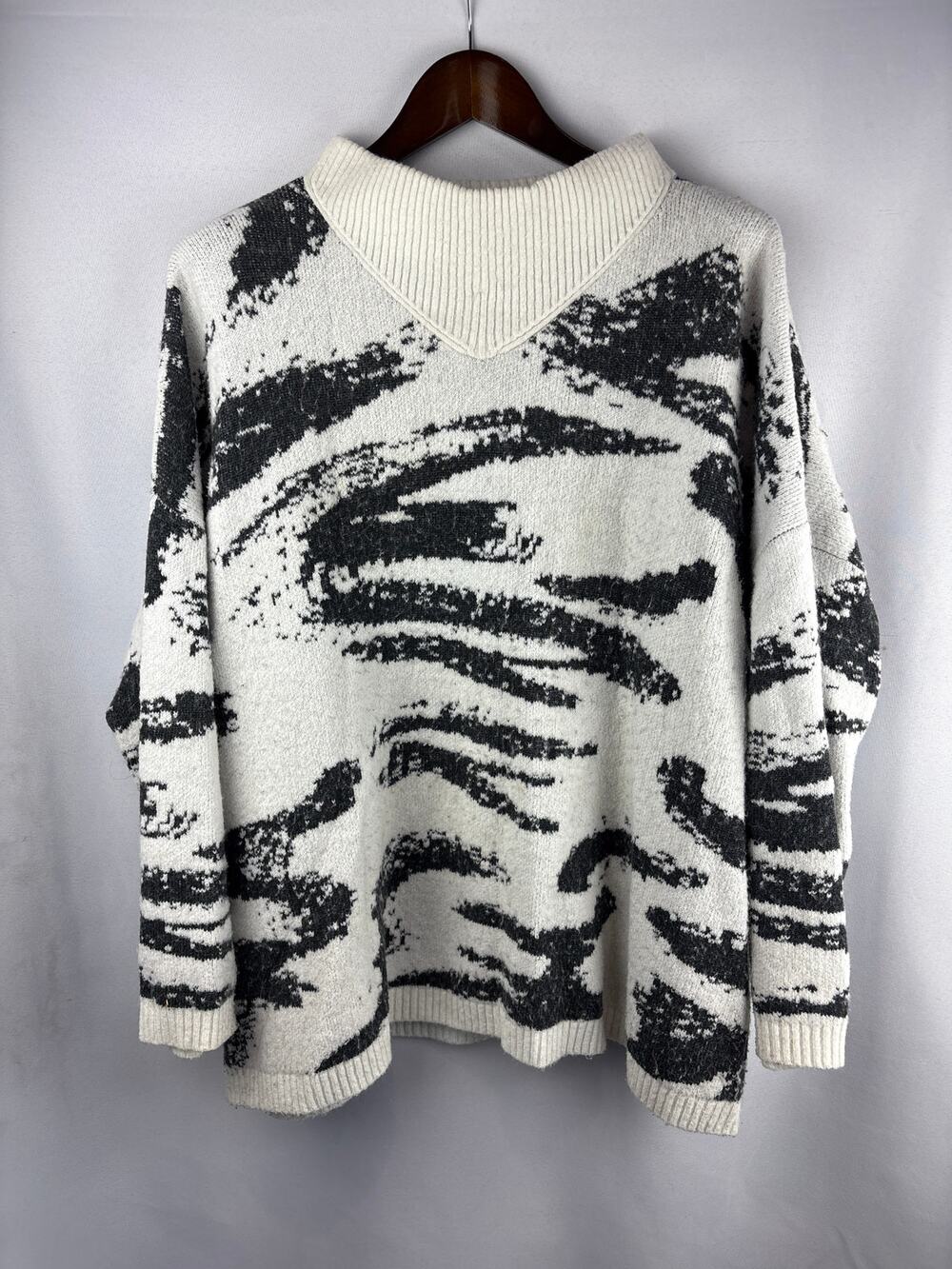 Women’s Ulla Popken Size 20/22 Black & Cream Patterned Sweater